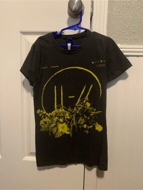 Twenty One Pilots logo & flowers tee